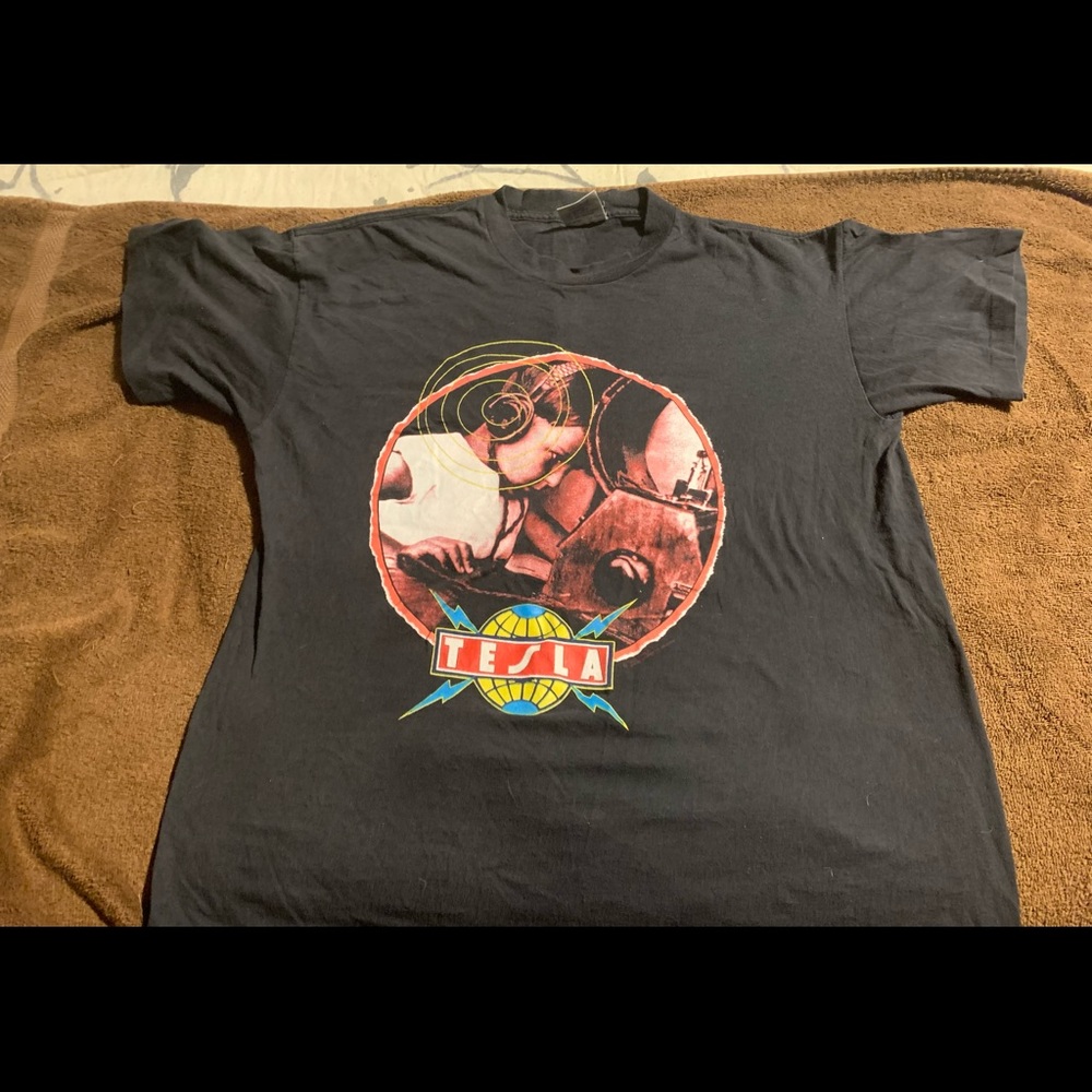 Vintage 1988 “Tesla” concert tee.